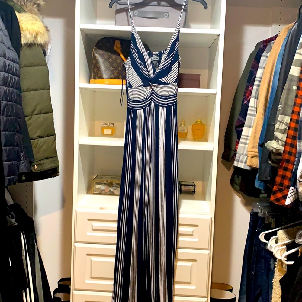 Women Maxi key hole dress. Size M.